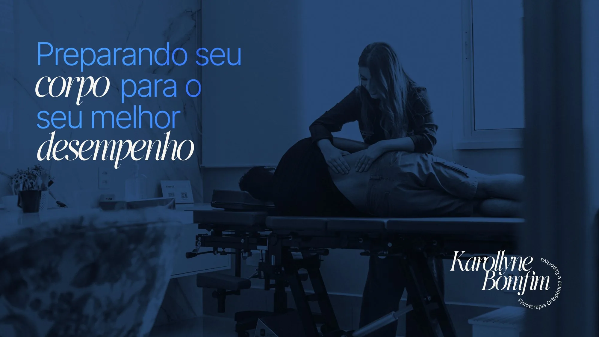 Karollyne Bomfim atendendo um paciente na maca de tratamento em Goiânia